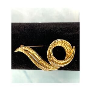 Vintage Gold Tone Hammered Leaf Swirl Brooch Unsigned